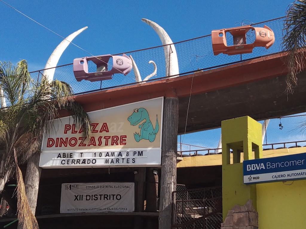 Dinozastre Park Plaza | Calle Miguel Hidalgo 110A, La Gloria, 22645 La Joya, B.C., Mexico | Phone: 664 700 3377