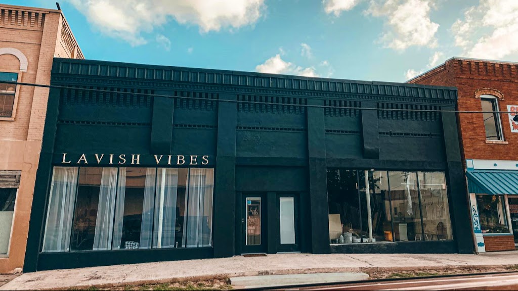 Lavish Vibes | 105 E College Ave, Devine, TX 78016, USA | Phone: (830) 244-0795