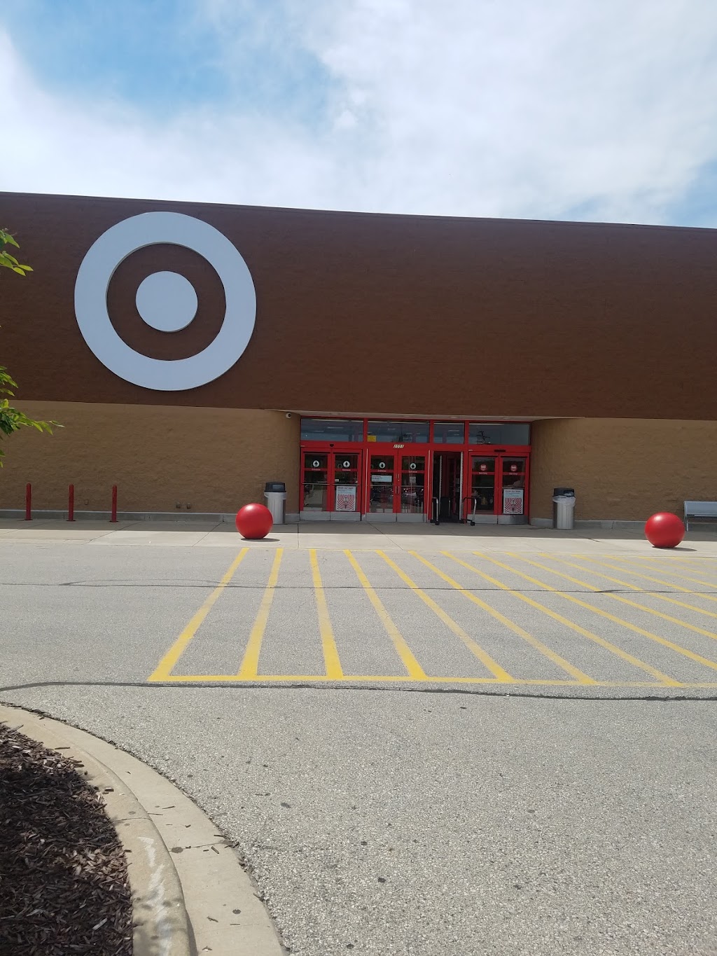 Target | 2553 Sun Valley Dr, Delafield, WI 53018, USA | Phone: (262) 646-5200