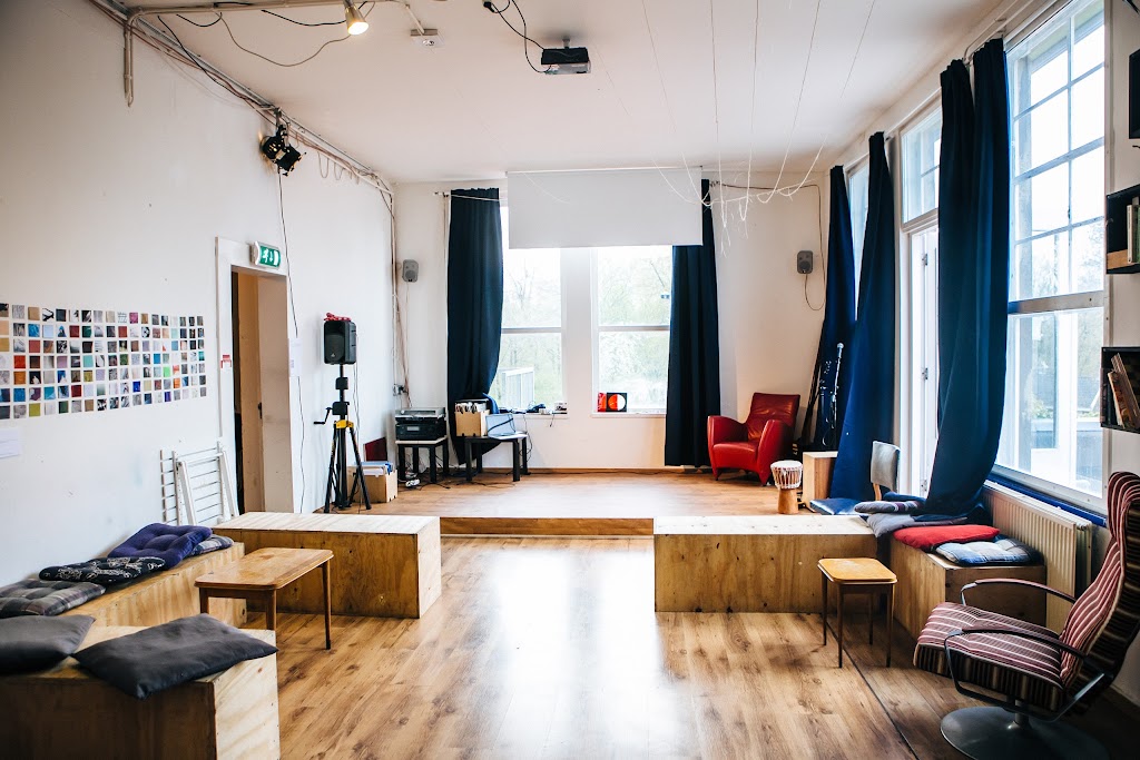 MixTree Languages | English Courses in Amsterdam & Live Online | Eerste Weteringplantsoen 2c, 1017 SJ Amsterdam, Netherlands | Phone: 020 786 1981