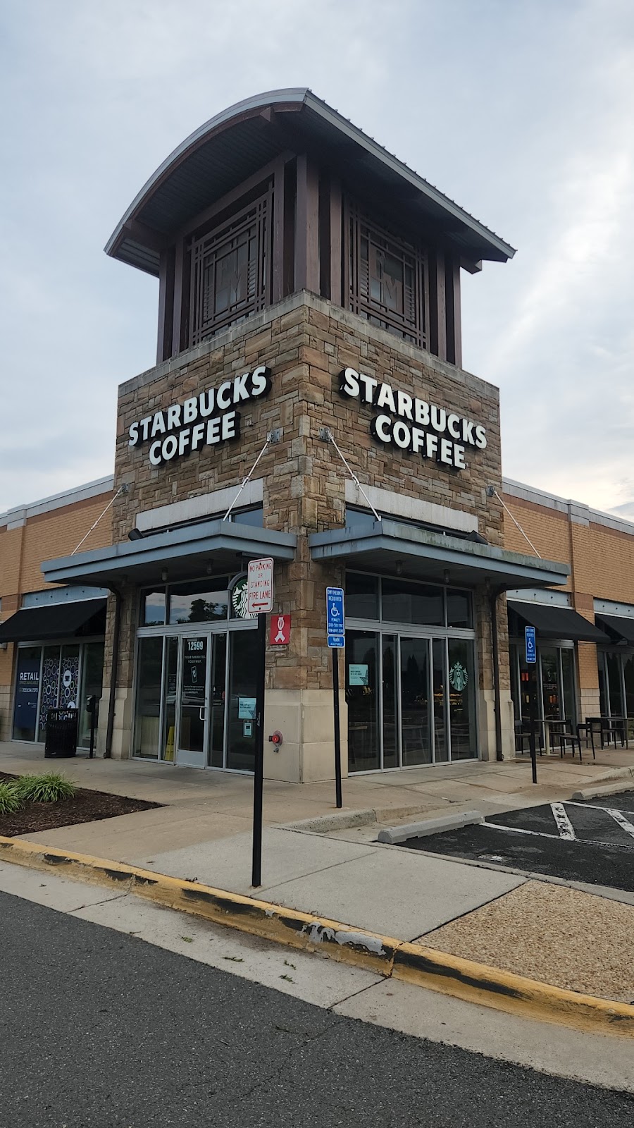 Starbucks | 4401 University Dr, Fairfax, VA 22030, USA | Phone: (703) 993-5065