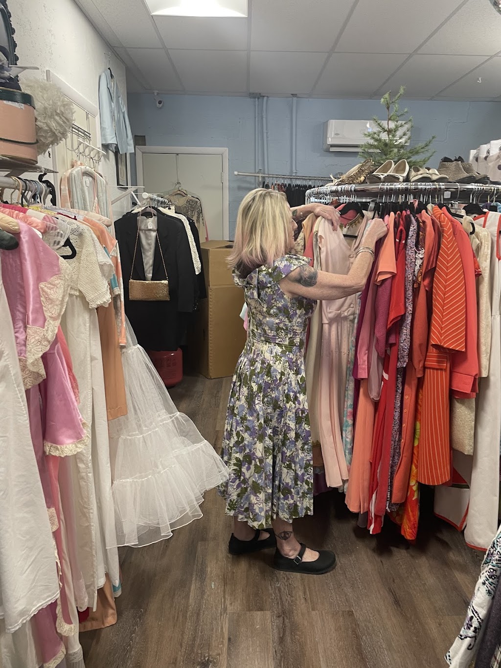 La Chic Vintage, LLC | 16948 S Golden Rd Suite A, Golden, CO 80401, USA | Phone: (720) 296-7262 La Chic Vintage, LLC | 16948 S Golden Rd Suite A, Golden, CO 80401, USA | Phone: (720) 296-7262