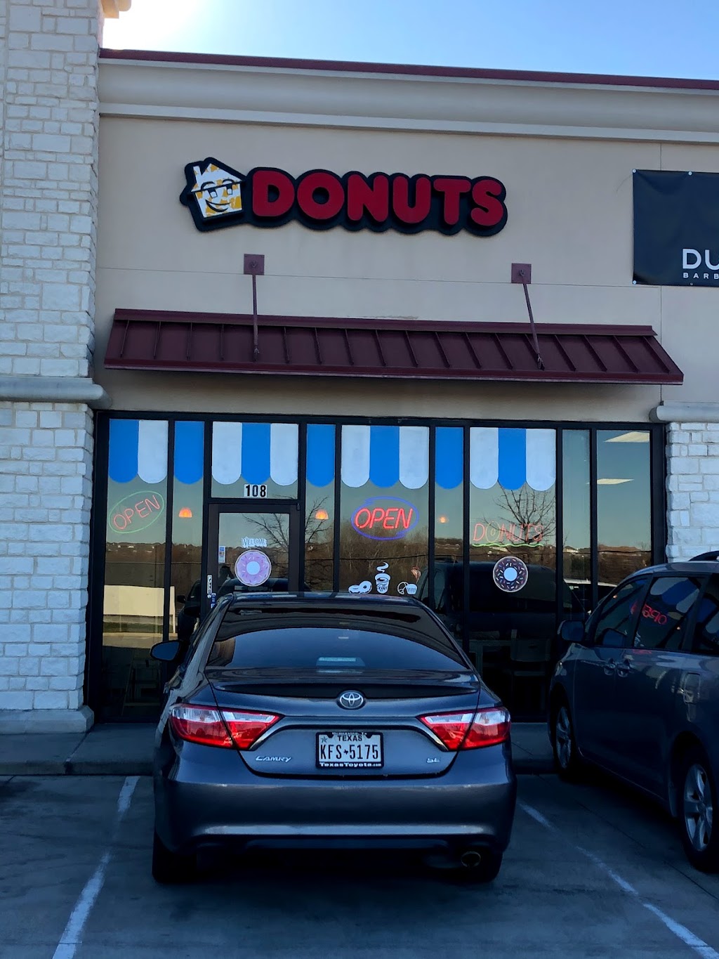 Donuts House | 5040 N Tarrant Pkwy #108, Fort Worth, TX 76244 | Phone: (817) 485-8400