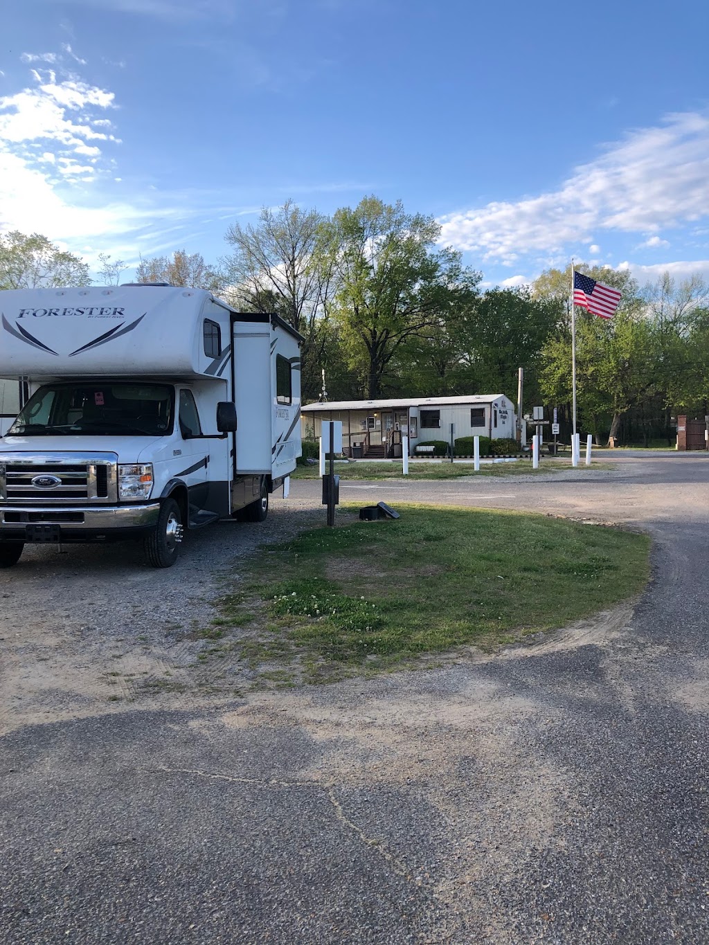 Graceland RV Park & Campground | 3691 Elvis Presley Blvd, Memphis, TN 38116, USA | Phone: (901) 396-7125