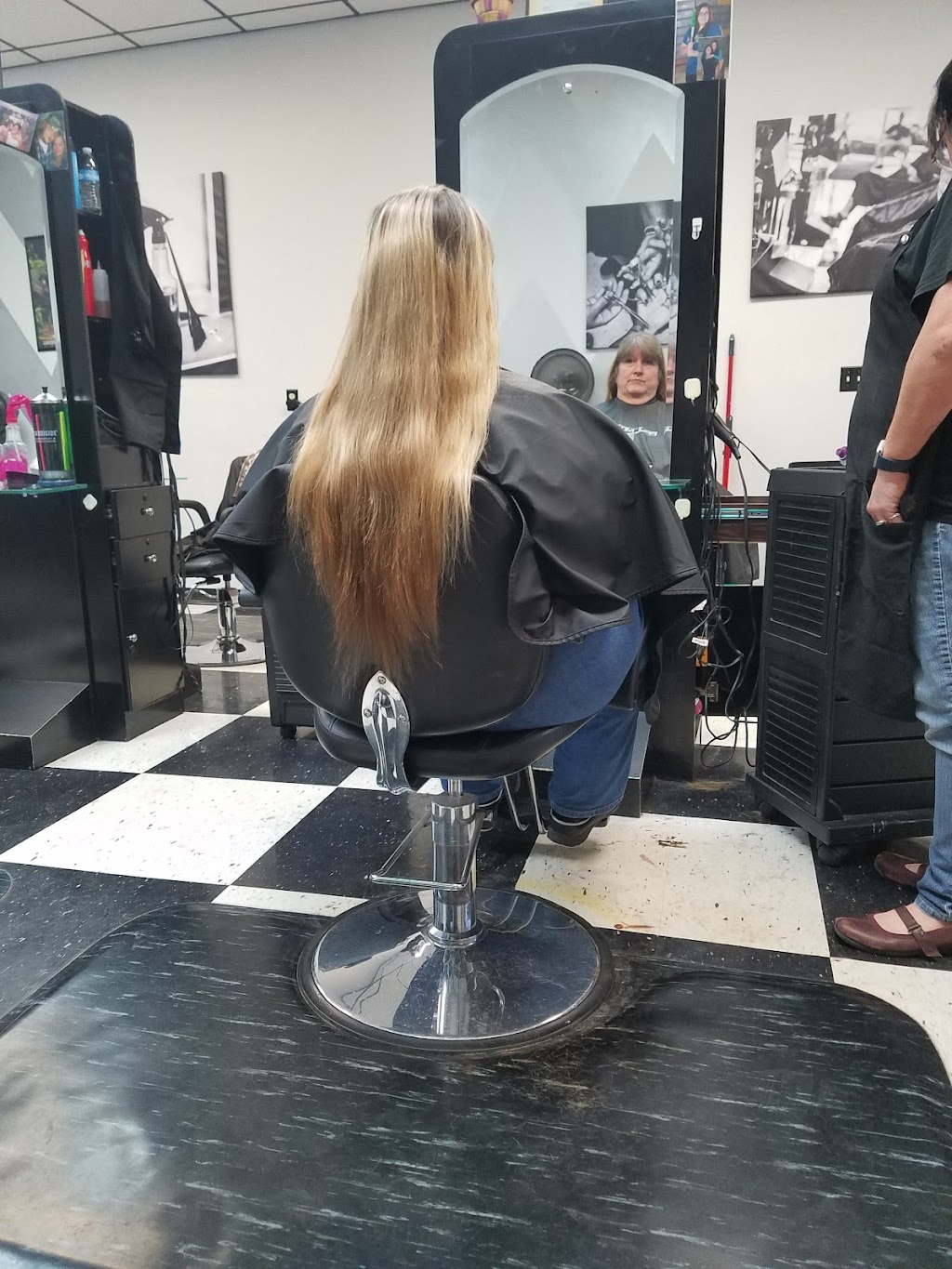 Jagged Edge Hair Salon | 702 Goodwin Pl, Kendallville, IN 46755, USA | Phone: (260) 349-1940