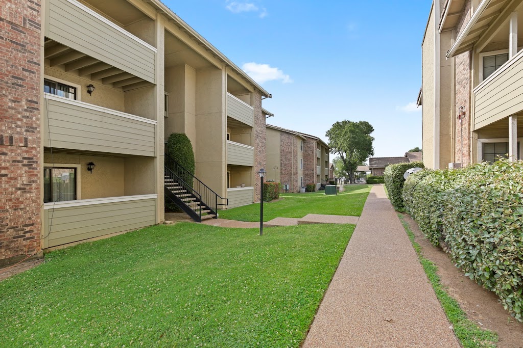 MacArthur Park Apartments | 812 Kinwest Pkwy, Irving, TX 75063, USA | Phone: (469) 209-7756