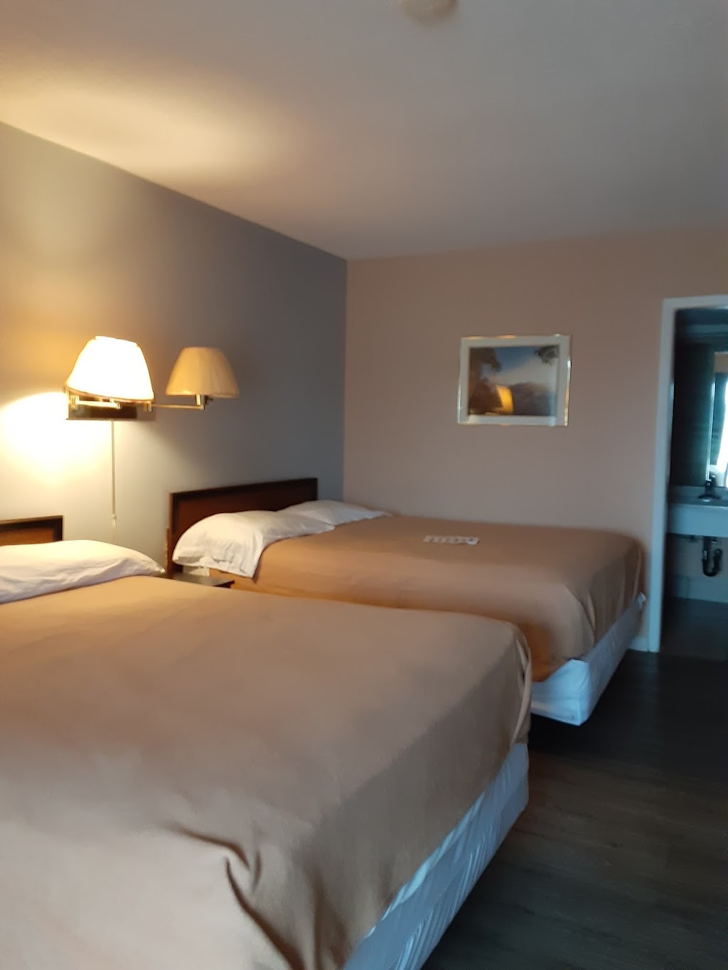 Townn Country Motor Inn | 200 Talbot St E, Leamington, ON N8H 5L4, Canada | Phone: (519) 326-4425