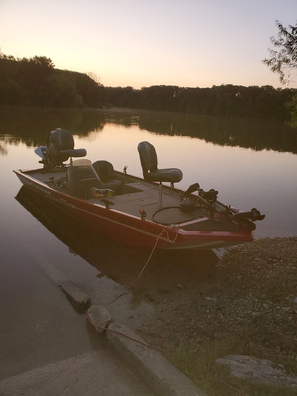 Tracker Boating Center The Fishin Hole | 13864 Parks Steed Dr, Earth City, MO 63045, USA | Phone: (314) 843-5600