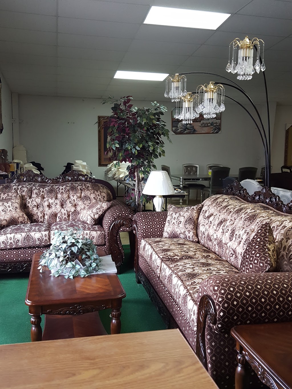 Lindas Furniture | 160 S Pacific Hwy, Woodburn, OR 97071, USA | Phone: (503) 982-0345