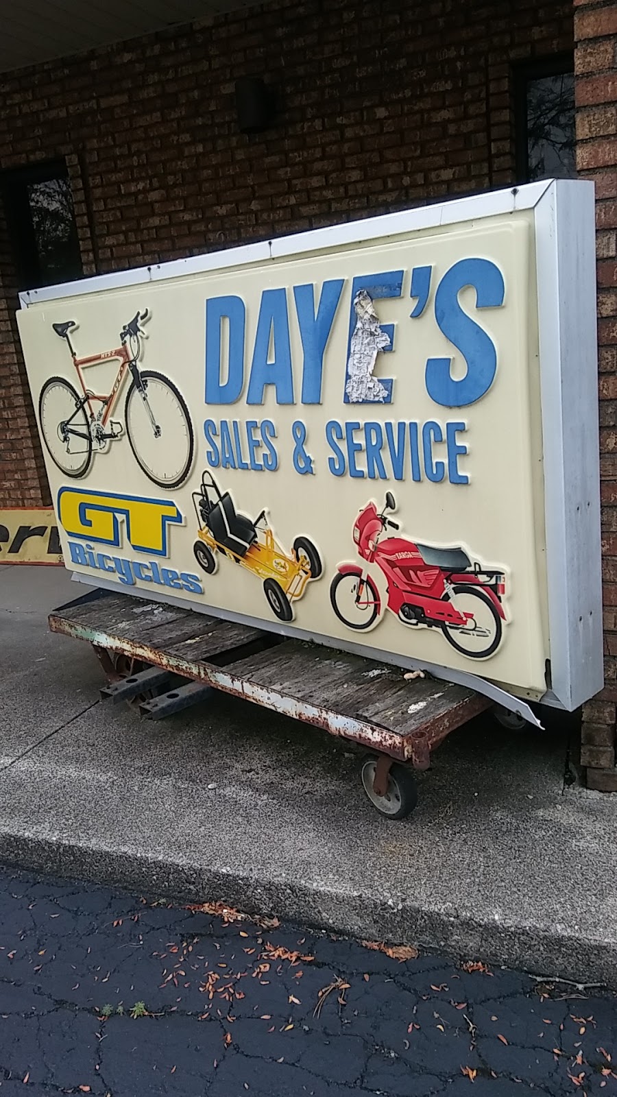 Days Sales & Service Bicycle Shop Lawn Mower Shop | 4100 Kettering Blvd, Moraine, OH 45439, USA | Phone: (937) 294-2176