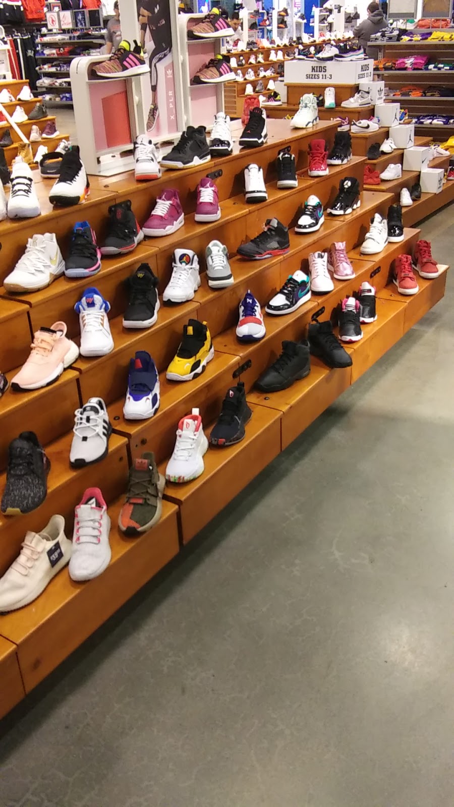 Champs Sports | 320 Vintage Faire, Modesto, CA 95356 | Phone: (209) 572-3453