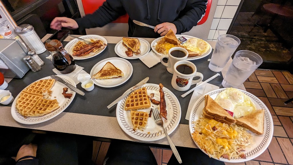 Waffle House | 188 S Dixie Blvd, Radcliff, KY 40160, USA | Phone: (270) 351-5400