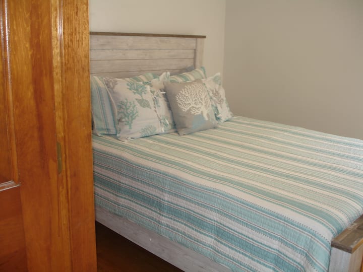 Cozy Crab Cottage | 3 Hillier Rd, Gloucester, MA 01930, USA | Phone: (978) 790-2715