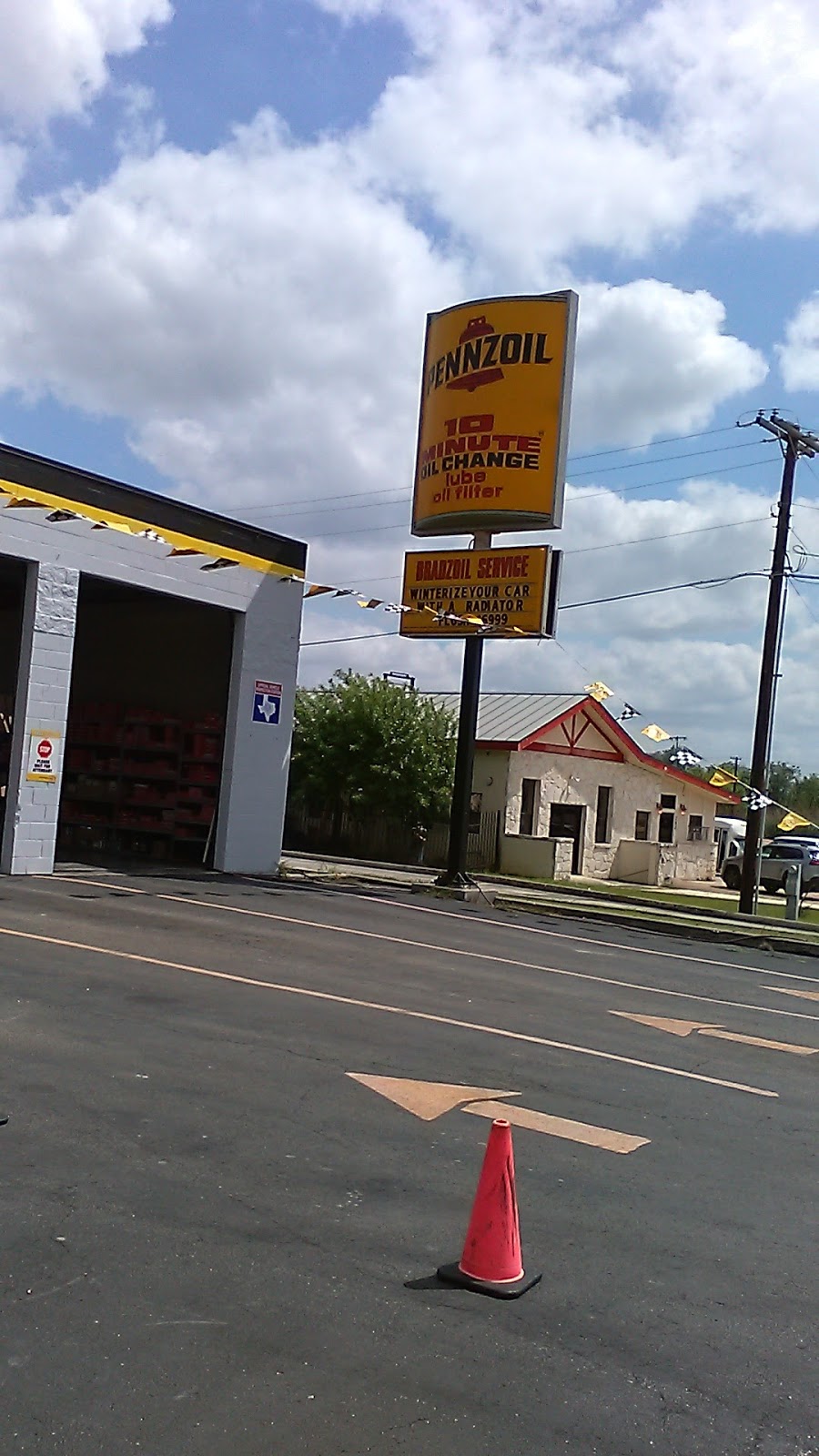 Bradzoil 10 Minute Change - #1 | 988 Mission Dr, New Braunfels, TX 78130, USA | Phone: (830) 625-0401