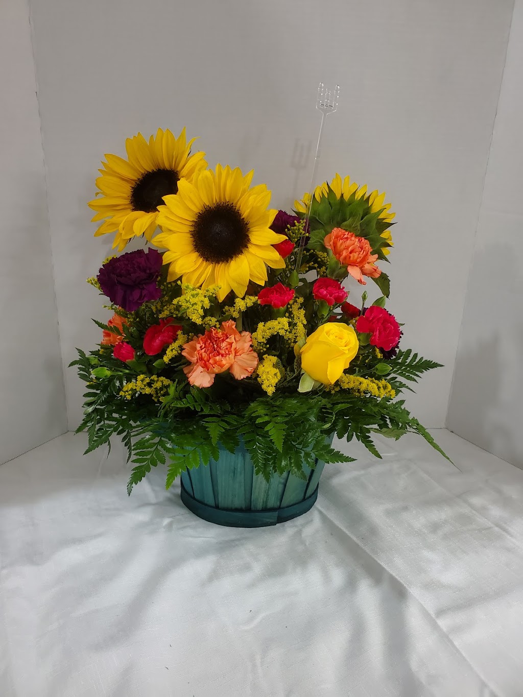 Dee Dees Florals LLC | 103 N Macoupin St, Gillespie, IL 62033, USA | Phone: (217) 839-2169