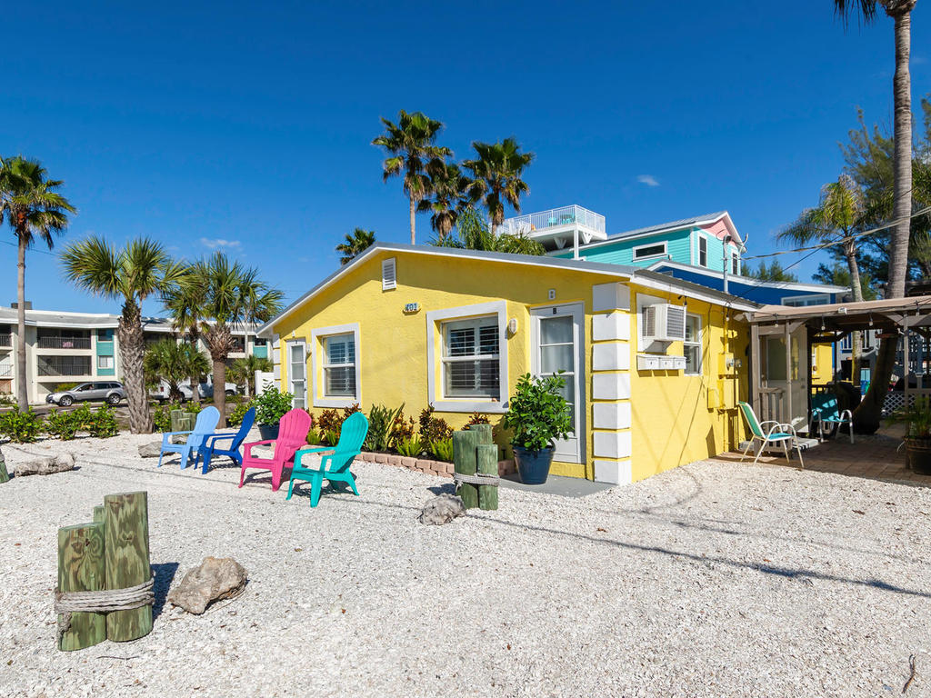 Bradenton Beach Sunsets Vacation Rentals | 401 Gulf Dr N, Bradenton Beach, FL 34217, USA | Phone: (727) 212-5618