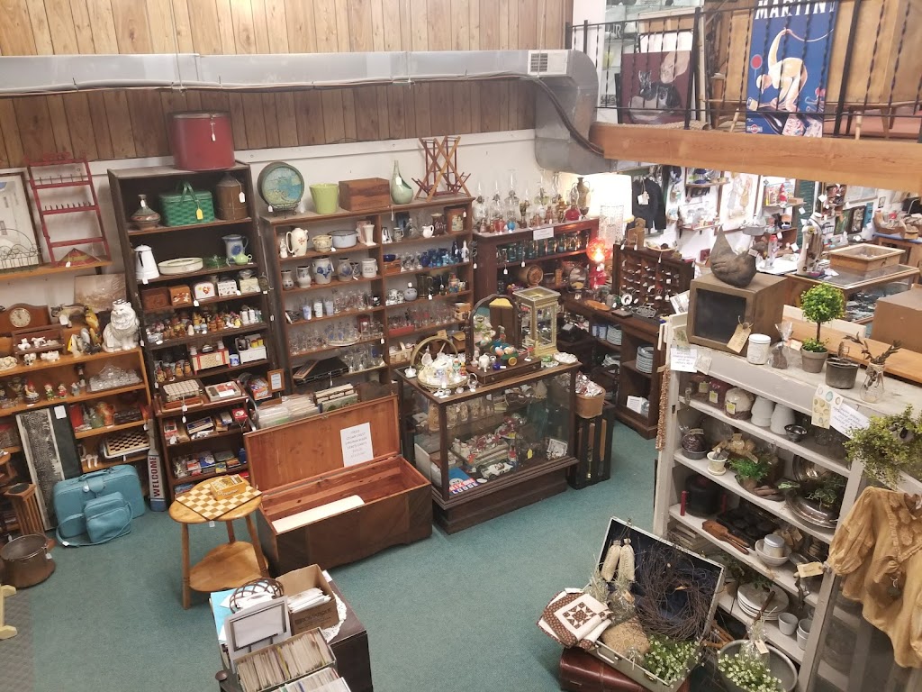 Isaacs Antiques | 132 E Main St, Mt Horeb, WI 53572 | Phone: (608) 437-6151