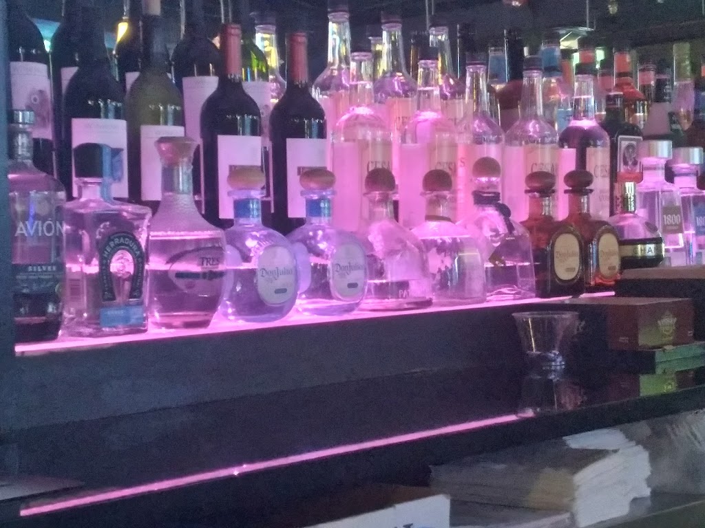 Cesars Sports Bar and Grill | 185 E Lake St, Bloomingdale, IL 60108, USA | Phone: (630) 582-2006