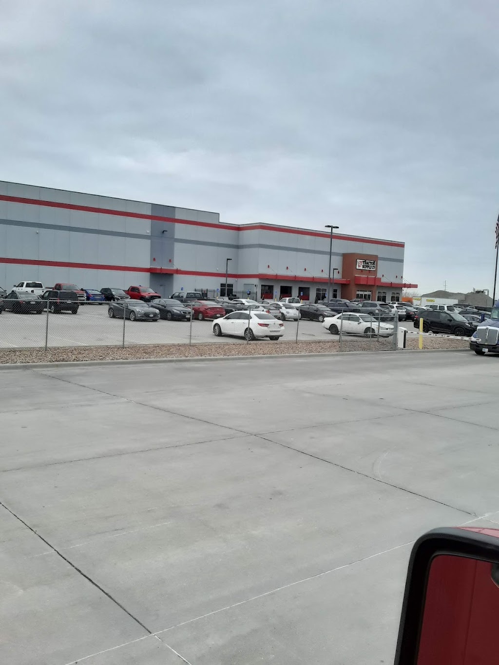 Tractor Supply Co. - Waverly Distribution Center | 12851 Dovers St, Waverly, NE 68462, USA | Phone: (402) 786-6100