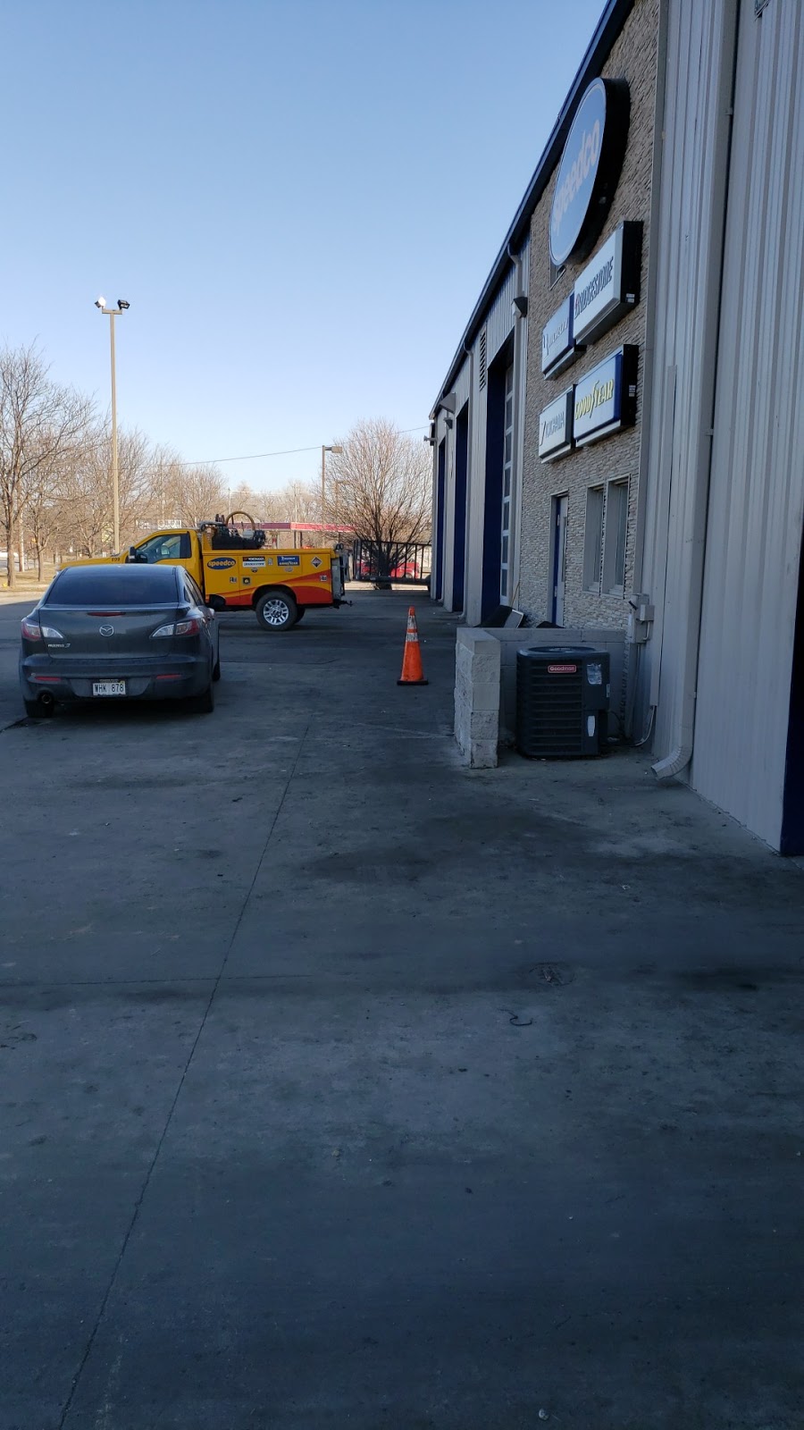Speedco Truck Lube and Tires | 2423 S 24th St, Council Bluffs, IA 51501, USA | Phone: (712) 388-0577