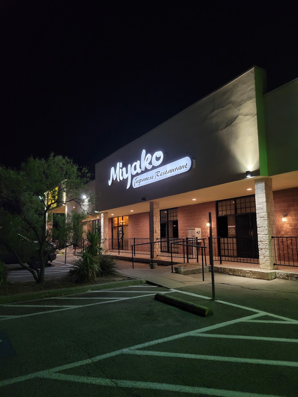 Miyako Restaurant | 715 Autumn Ridge Dr, Granbury, TX 76048, USA | Phone: (817) 579-8668