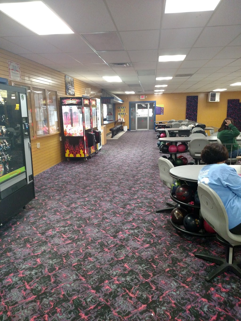 Kellys Imperial Lanes | 249 Wallins Corners Rd, Amsterdam, NY 12010, USA | Phone: (518) 842-6490