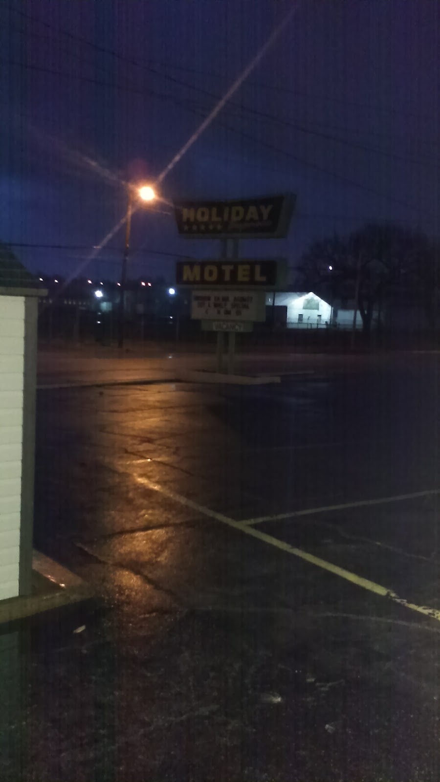 Holiday Motel | 3220 E Charles Page Blvd, Tulsa, OK 74127, USA | Phone: (918) 585-1541