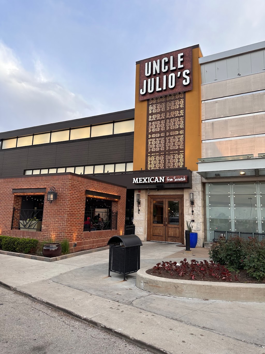 Uncle Julios Schaumburg | 5 Woodfield Rd, Woodfield Mall, Schaumburg, IL 60173, USA | Phone: (630) 635-5500