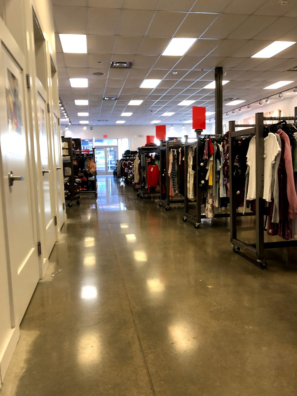PacSun | Premium Outlets, 18521 Outlet Blvd, Chesterfield, MO 63005, USA | Phone: (636) 778-1556
