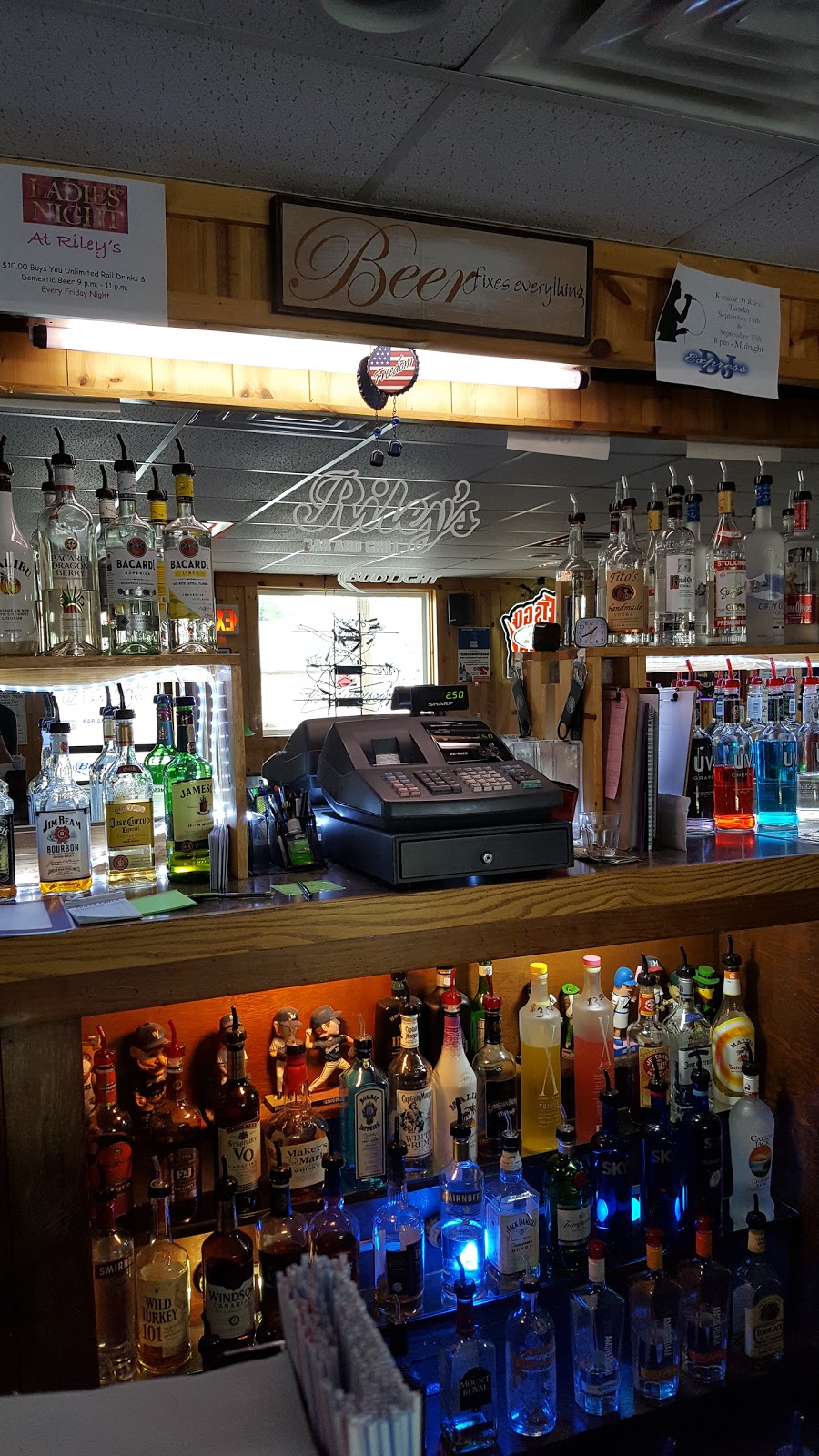 Rileys Bar & Grill | 1314 W Wisconsin St, Portage, WI 53901, USA | Phone: (608) 742-1004