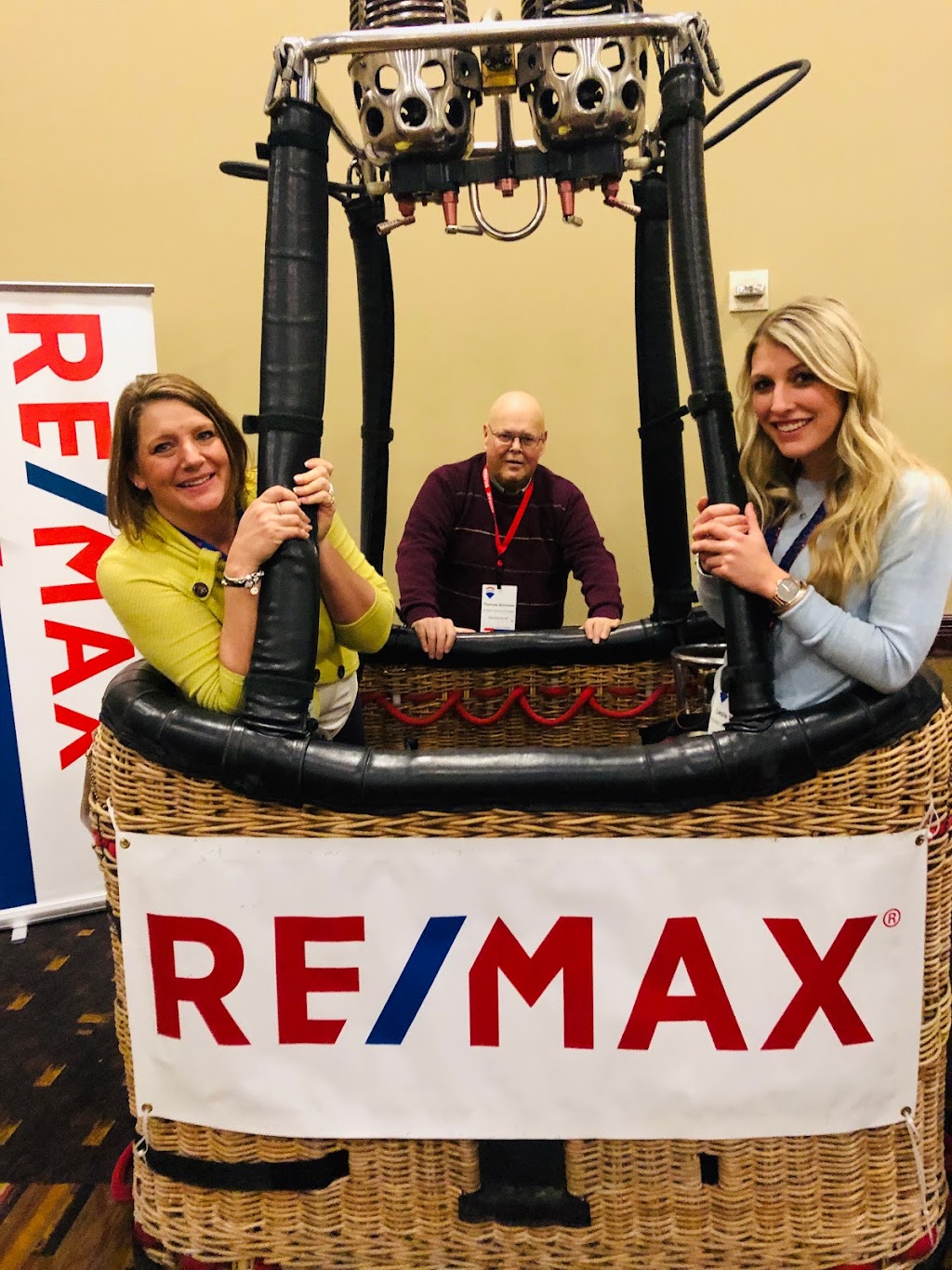 RE/MAX Service First | 21075 Swenson Dr #200, Waukesha, WI 53186, USA | Phone: (262) 287-9900