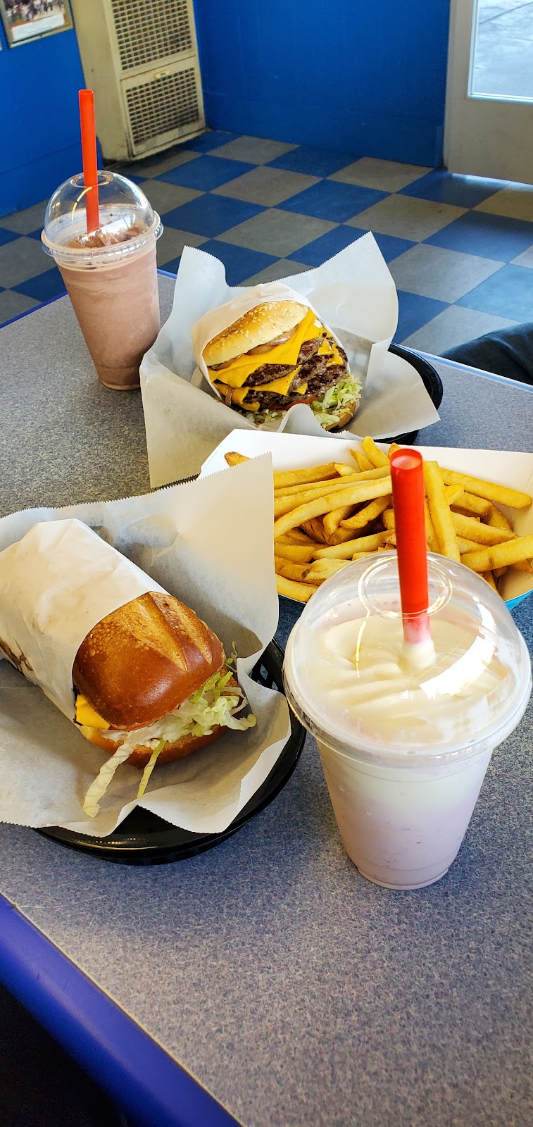 Bobs Giant Burgers | 4223 First St, Pleasanton, CA 94566, USA | Phone: (925) 846-4657