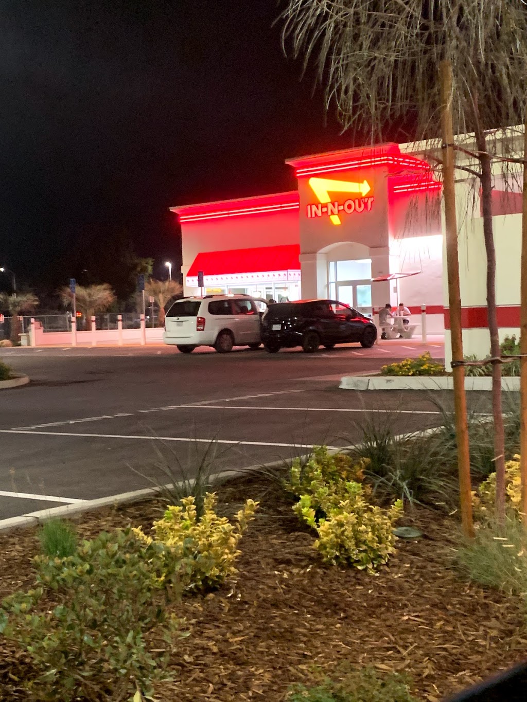 In-N-Out Burger | 506 W Riggin Ave, Visalia, CA 93291, USA | Phone: (800) 786-1000