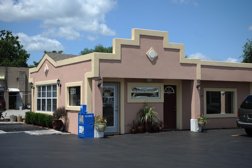 Belleville Inn & Suites | 931 S Belt W, Belleville, IL 62220, USA | Phone: (618) 233-4551