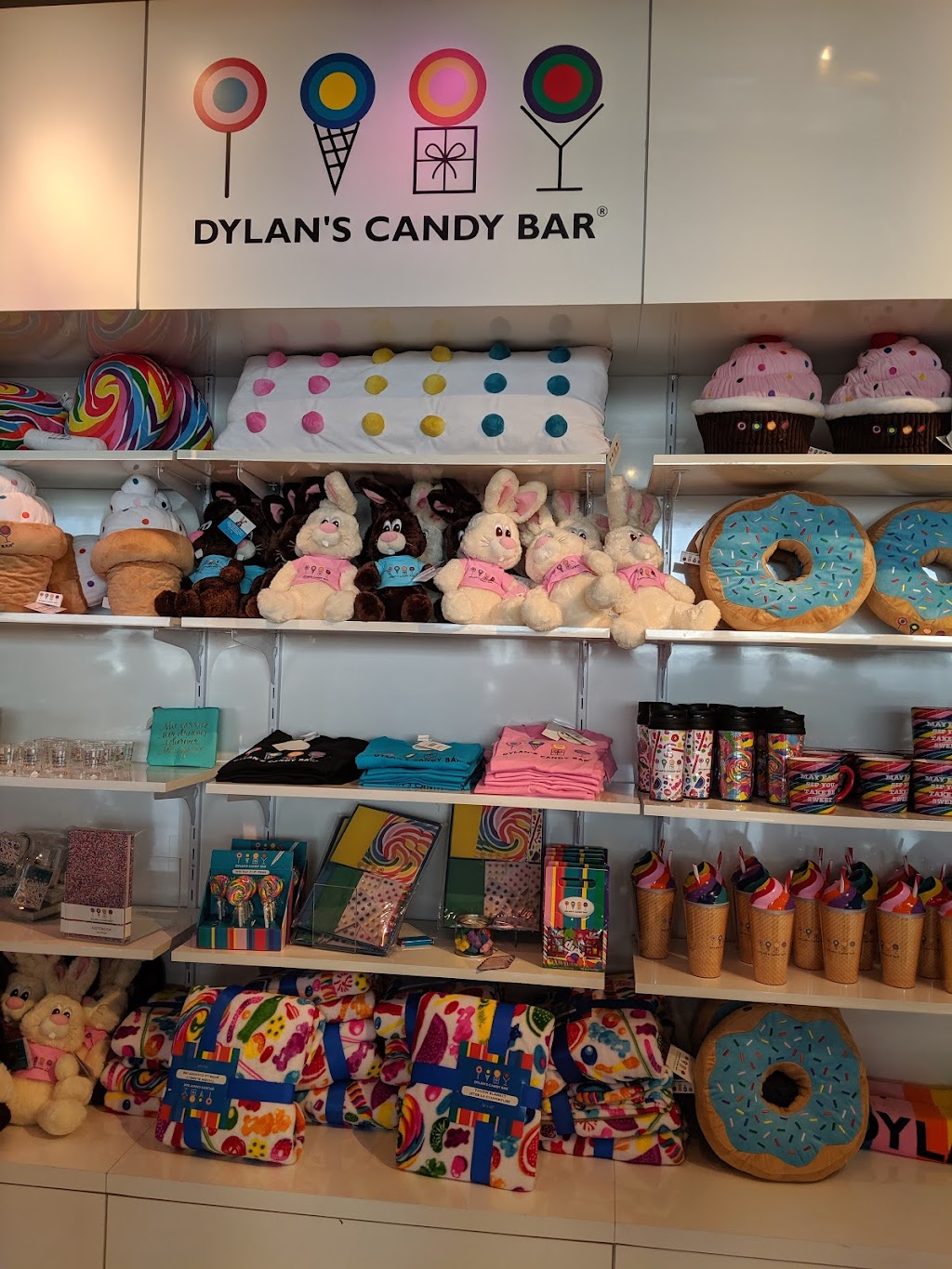 Dylans Candy Bar | McNamara Terminal, Between Gates A63 and A65, Worldgateway Pl, Detroit, MI 48242, USA | Phone: (734) 494-4042