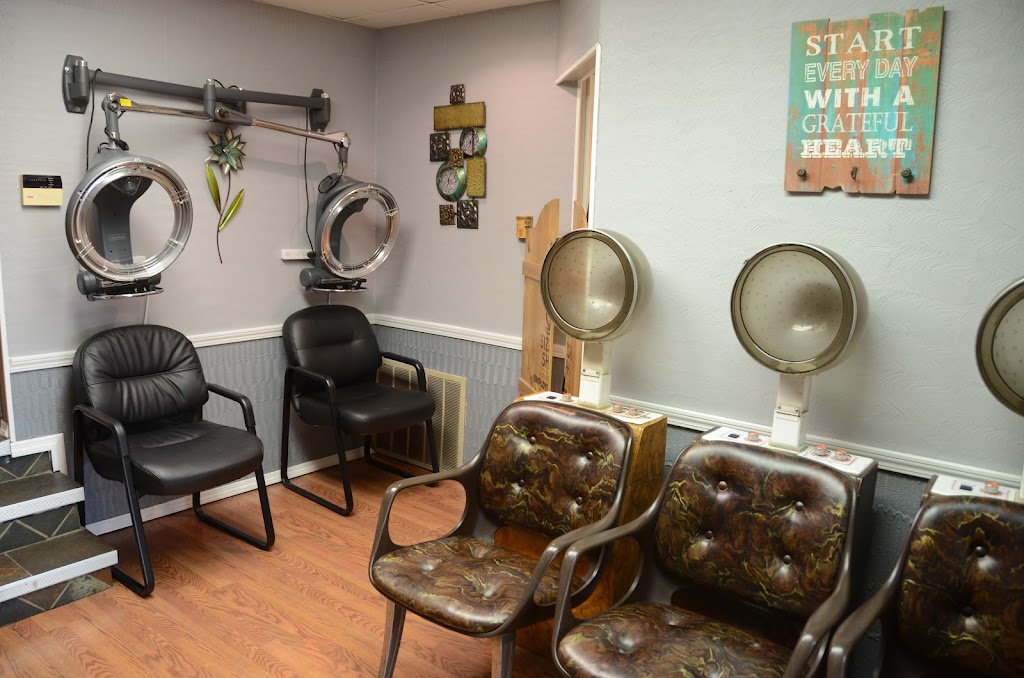 Sizzor Shak Salon and Color Spa | 208 E Main St, Collinsville, IL 62234, USA | Phone: (618) 345-6446