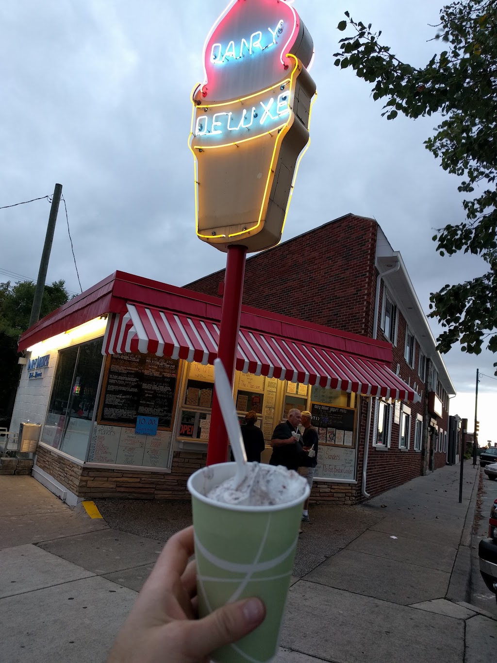 Dairy Deluxe | 33201 Woodward Ave, Birmingham, MI 48009, USA | Phone: (248) 646-1810