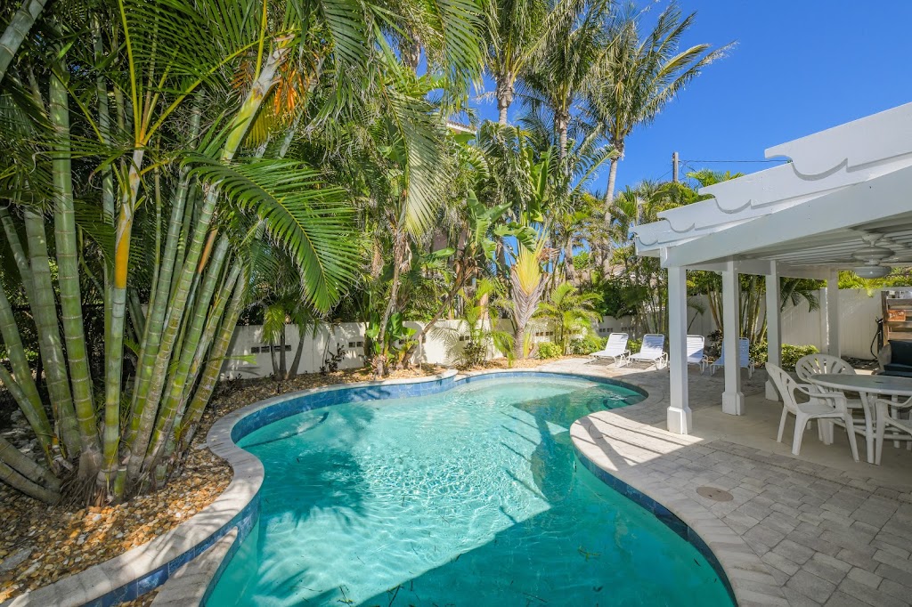 Lazy Palm Cottage | 3306 Gulf Dr, Holmes Beach, FL 34217, USA | Phone: (941) 545-1066