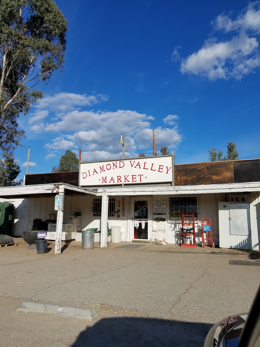 Diamond Valley Market water tanks | 32230 Sage Rd, Hemet, CA 92544, USA | Phone: (951) 767-1010