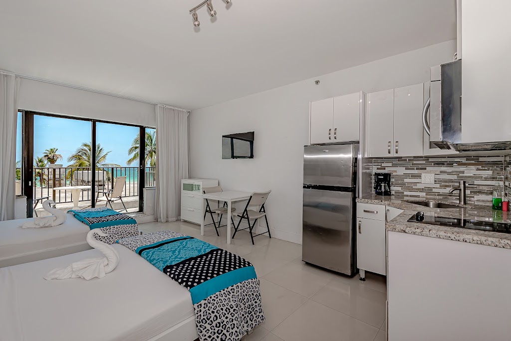 Studio in Front of the Beach | 6345 Collins Ave, Miami Beach, FL 33141, USA | Phone: 653 39 03 17