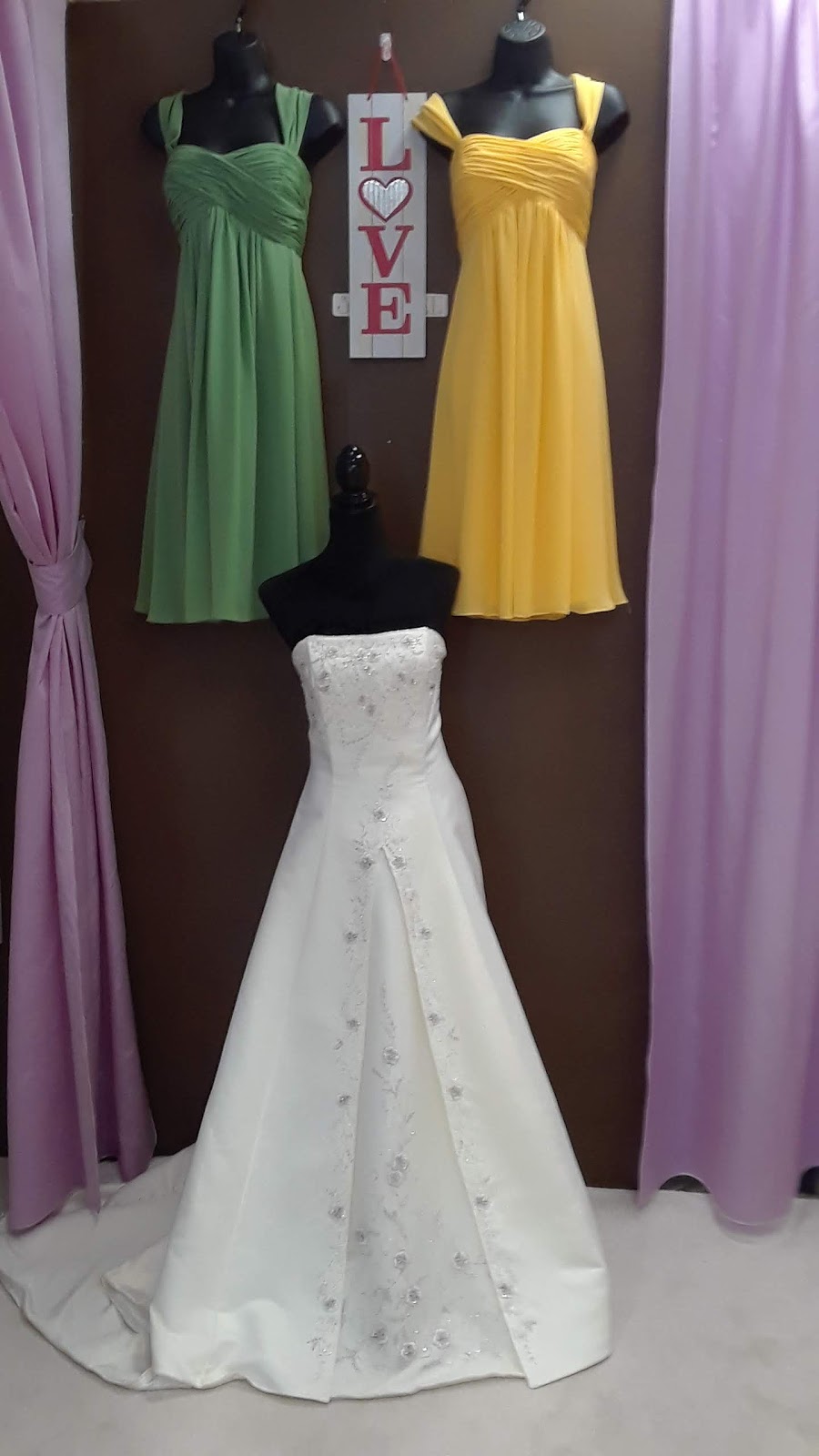 Simplistic Bride | 112 Brighton Park Blvd, Frankfort, KY 40601, USA | Phone: (502) 382-6621