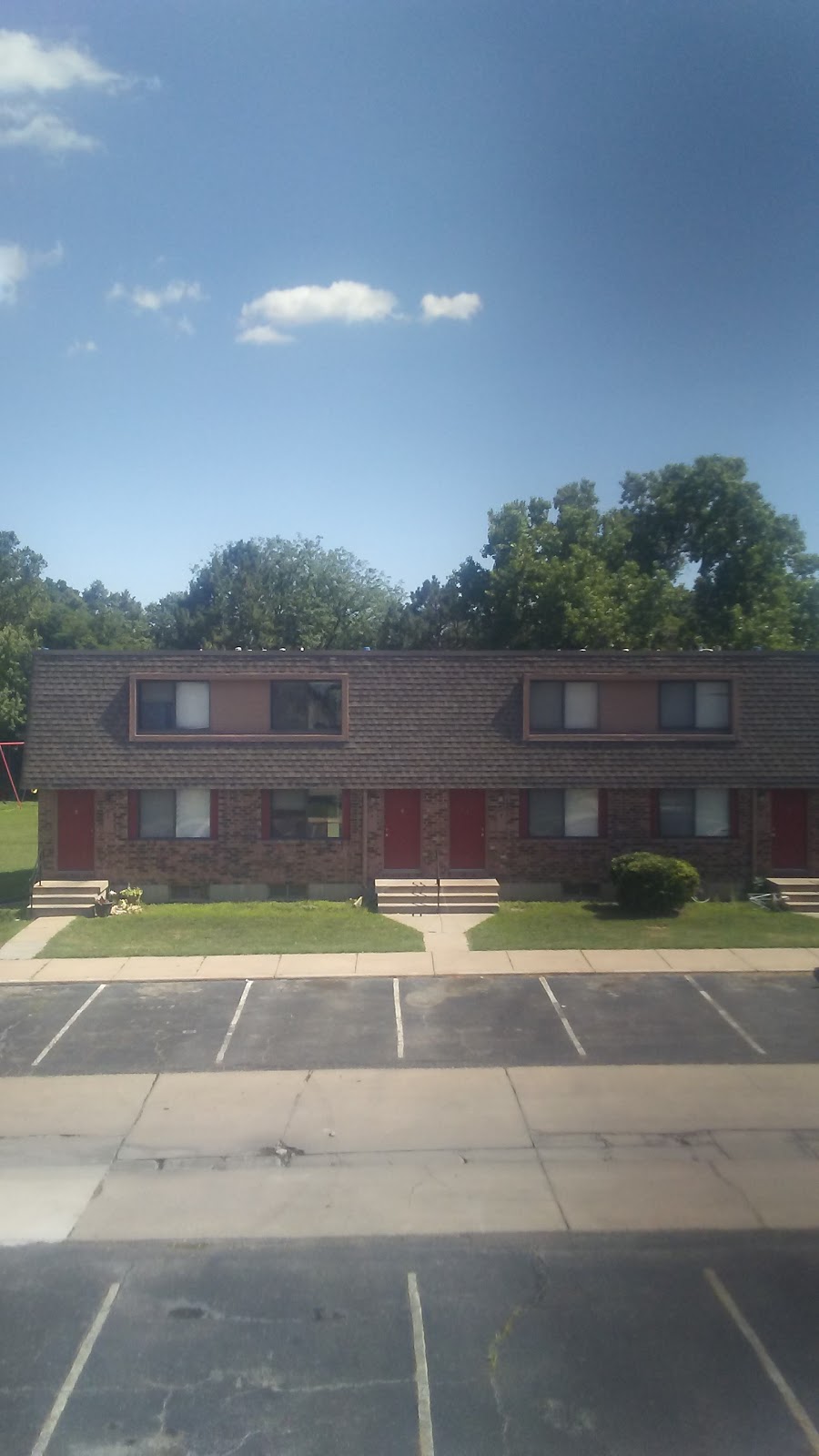 Sunset Townhome Apartments | 1001 Boyd Ave, Newton, KS 67114, USA | Phone: (316) 283-5191