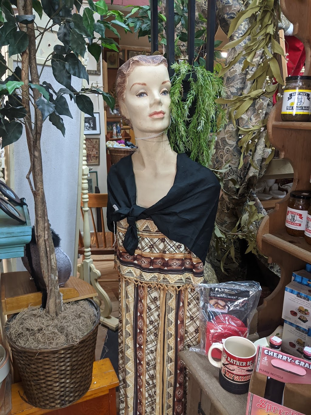 Minnichs Antiques and General Store | 5843 Lincoln Ave, Uniondale, IN 46791, USA | Phone: (260) 227-6056