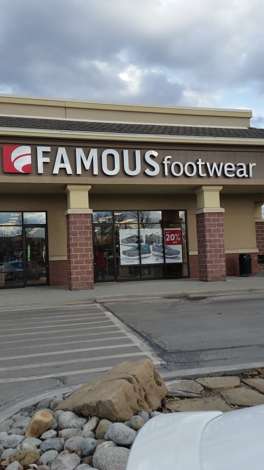 Famous Footwear | SUMMITWOODS CROSSING, 1632 NW Chipman Rd, Lees Summit, MO 64081, USA | Phone: (816) 434-1757