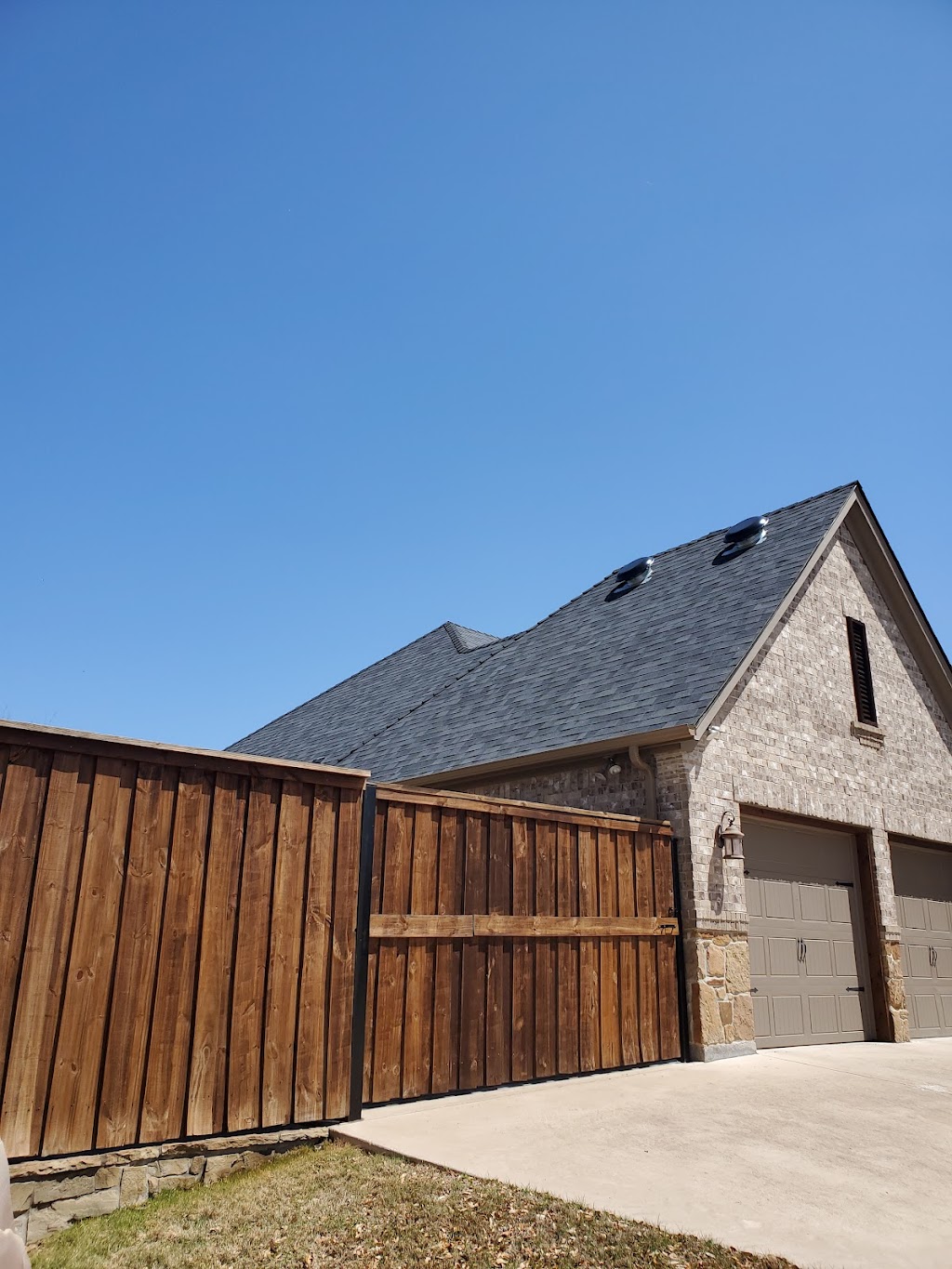 Sunny Side Roofing | 901 Bonnie Brae Ave, Fort Worth, TX 76111, USA | Phone: (817) 714-8682