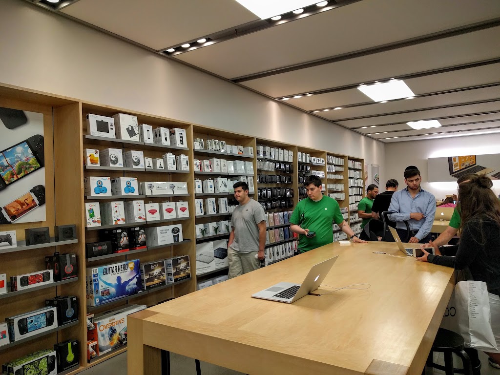 Apple Freehold Raceway Mall | 3710 US-9, Freehold, NJ 07728, USA | Phone: (732) 358-8426