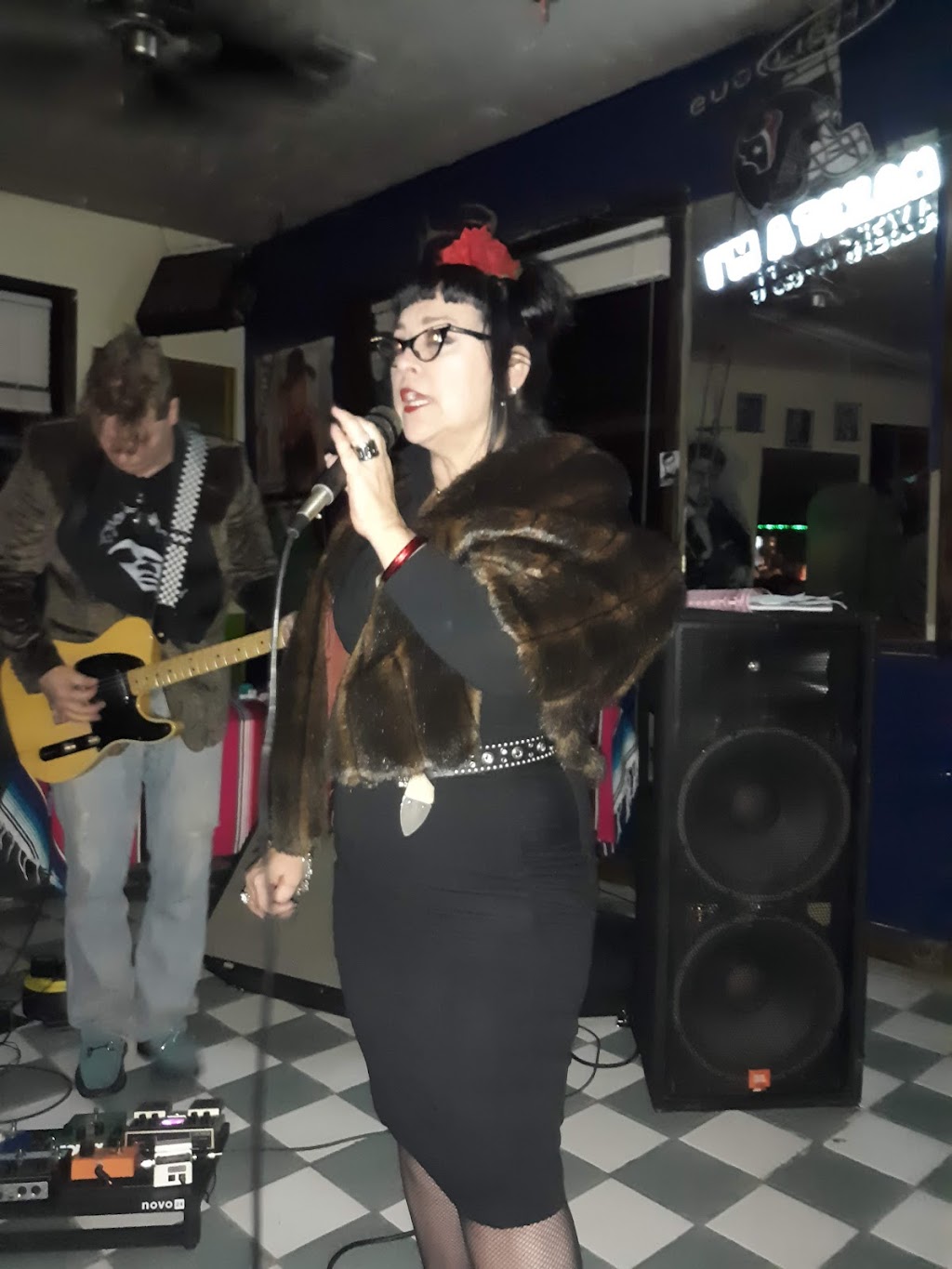 Saras Ice House | 4003 N Main St, Houston, TX 77009, USA | Phone: (832) 441-0078