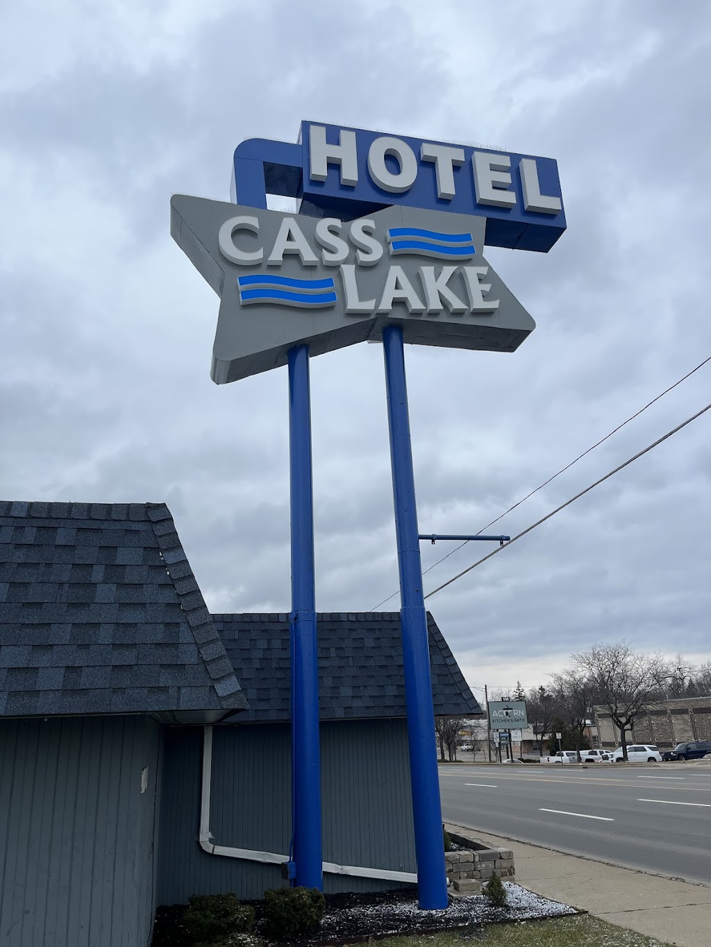 Cass Lake Hotel | 120 S Telegraph Rd, Waterford Twp, MI 48328, USA | Phone: (248) 682-5100