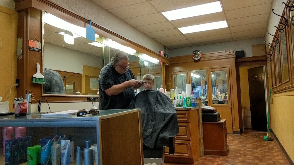 Berrys Barber Shop | 204 W Main St, Blanchester, OH 45107, USA | Phone: (937) 783-3326