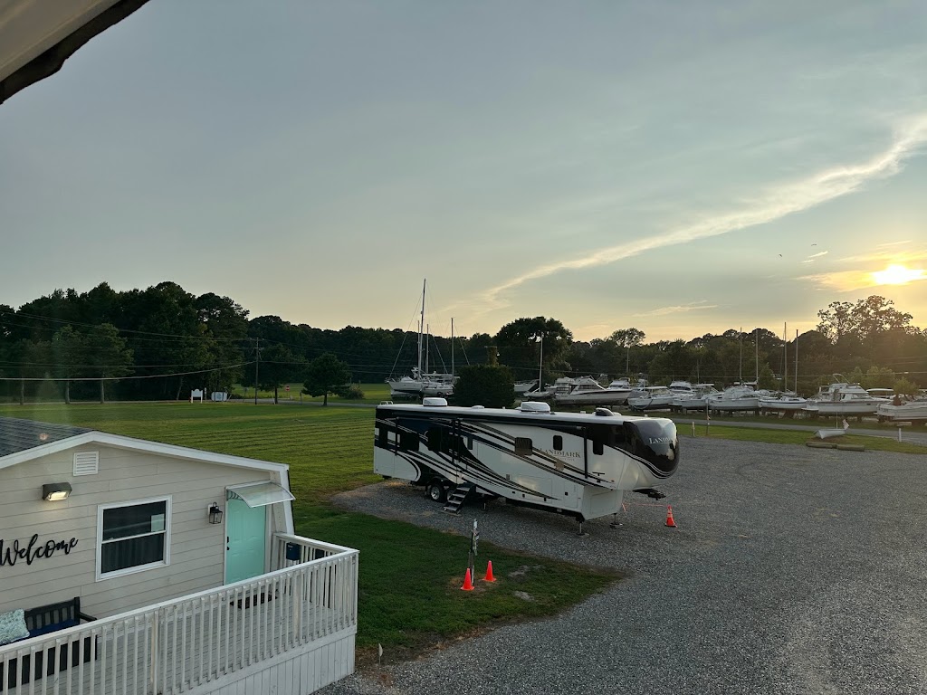 Deltaville Dockside Inn | 70 Dockside Dr, Deltaville, VA 23043, USA | Phone: (804) 776-1021